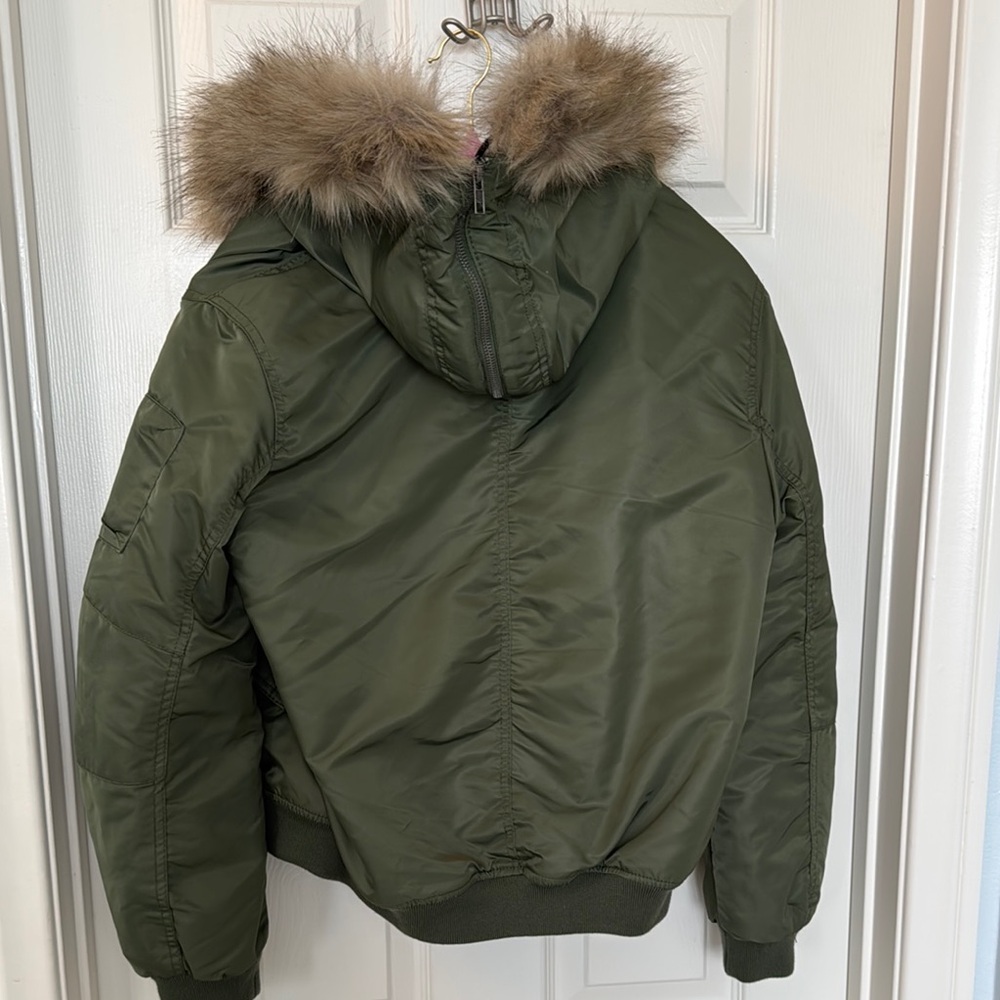 Stylish Olive Bomber Jacket with Faux Fur Trim - Picture 6 of 8